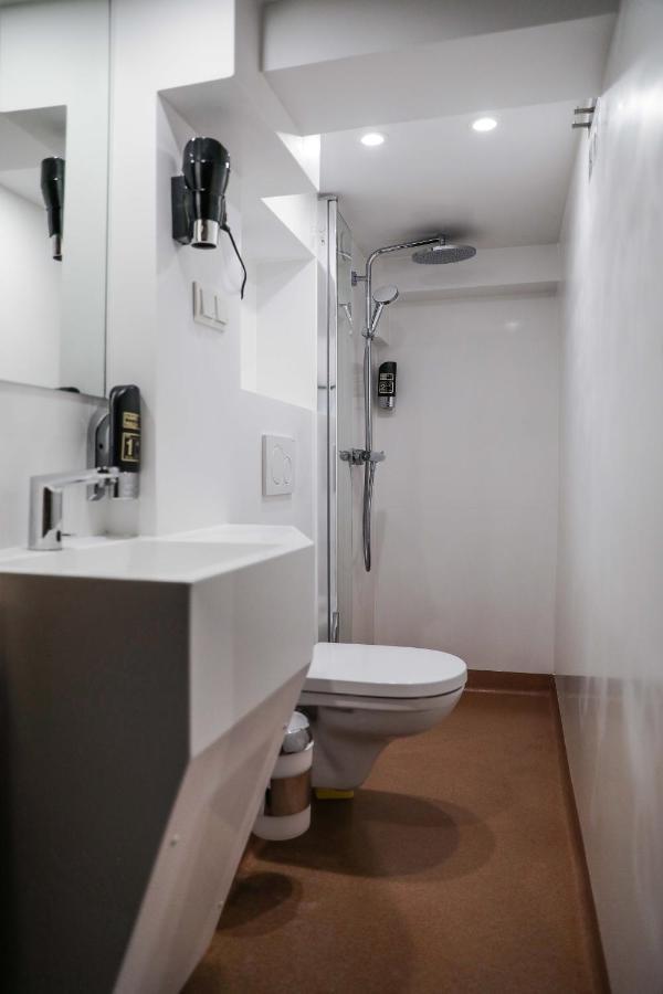 Posto Letto in Dormitorio Misto con 8 Letti