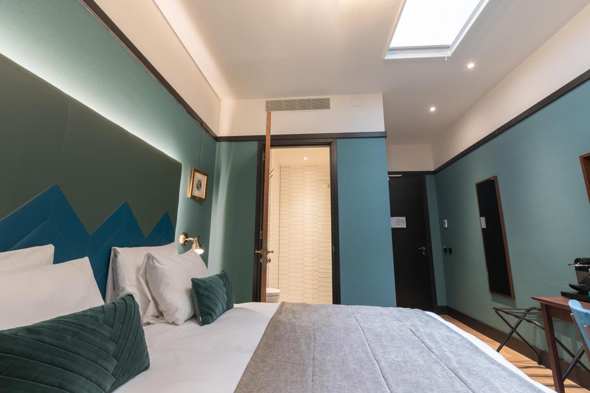 Basic Twin Room Skylight No Windows
