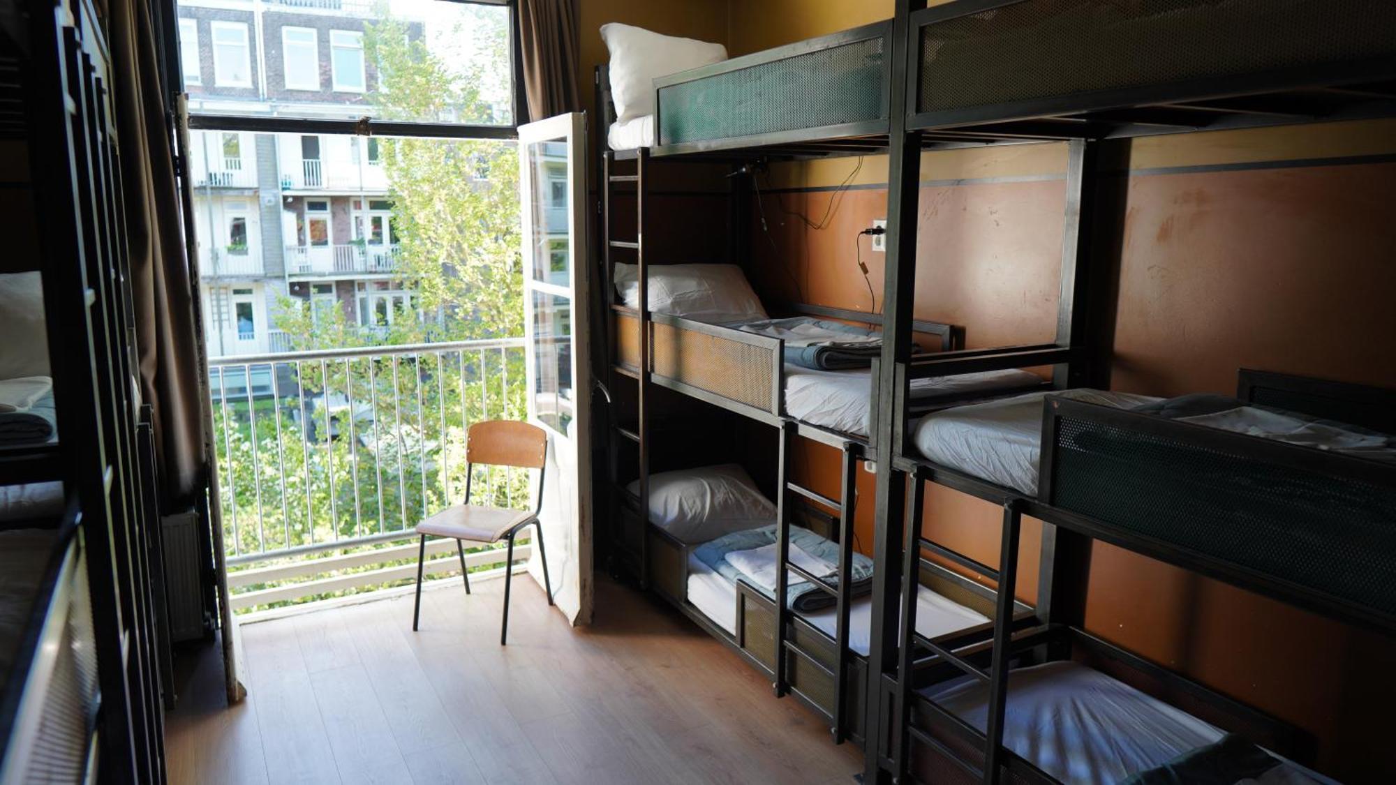 Posto Letto in Dormitorio Misto con 9 Letti