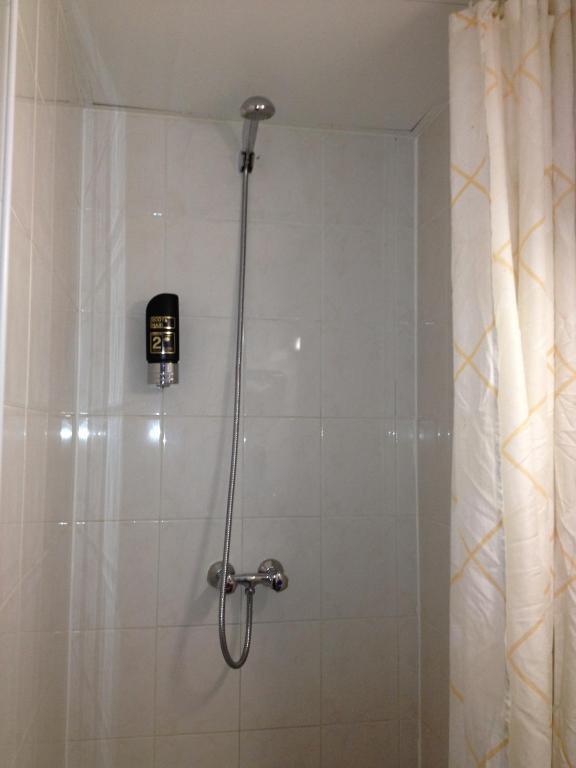 Camera Doppia con Letti Singoli e Bagno in Comune