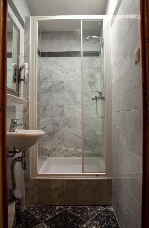 Camera Doppia con Letti Singoli (Bagno in Comune)