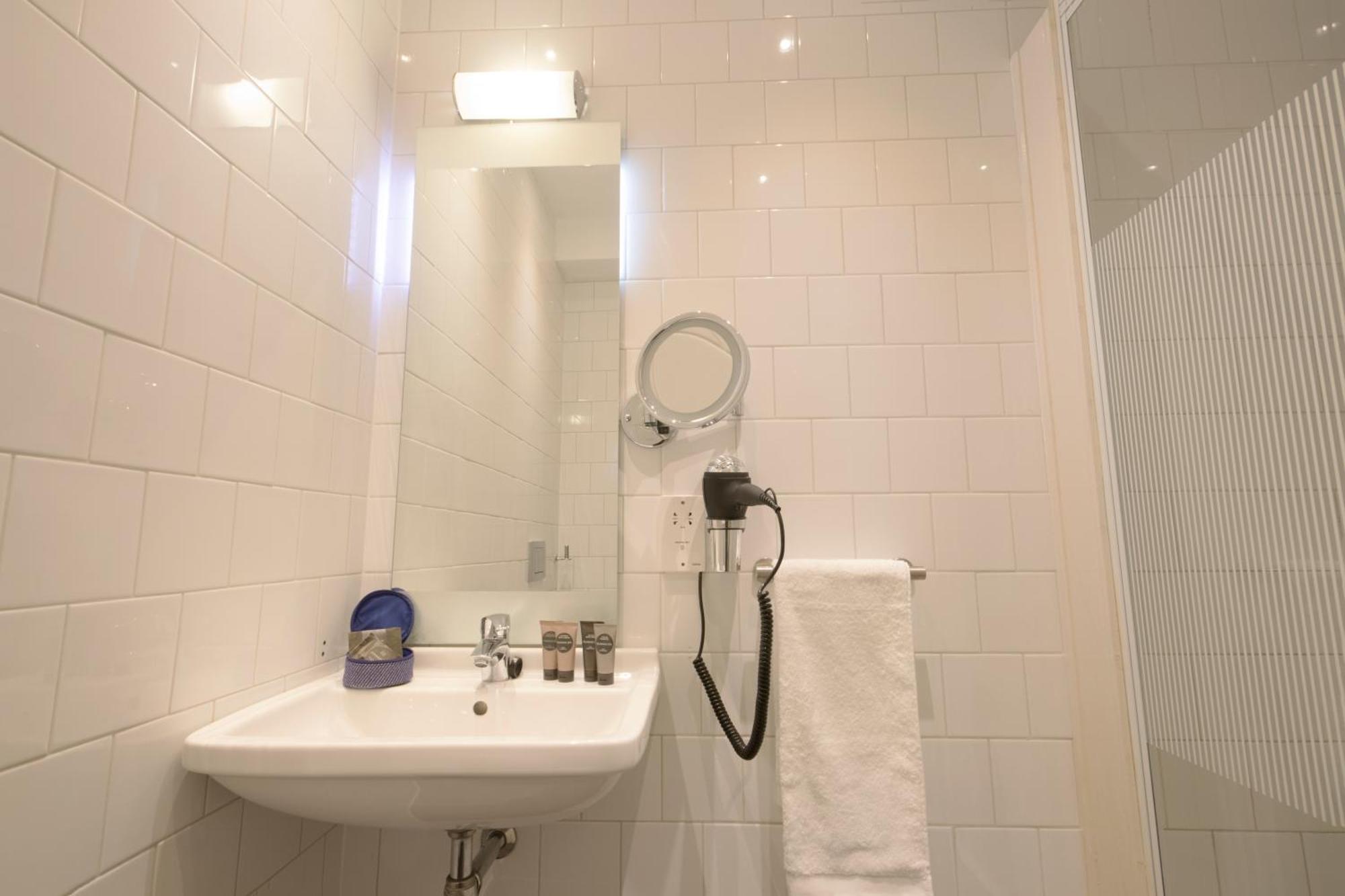 Comfort Double Room Shower