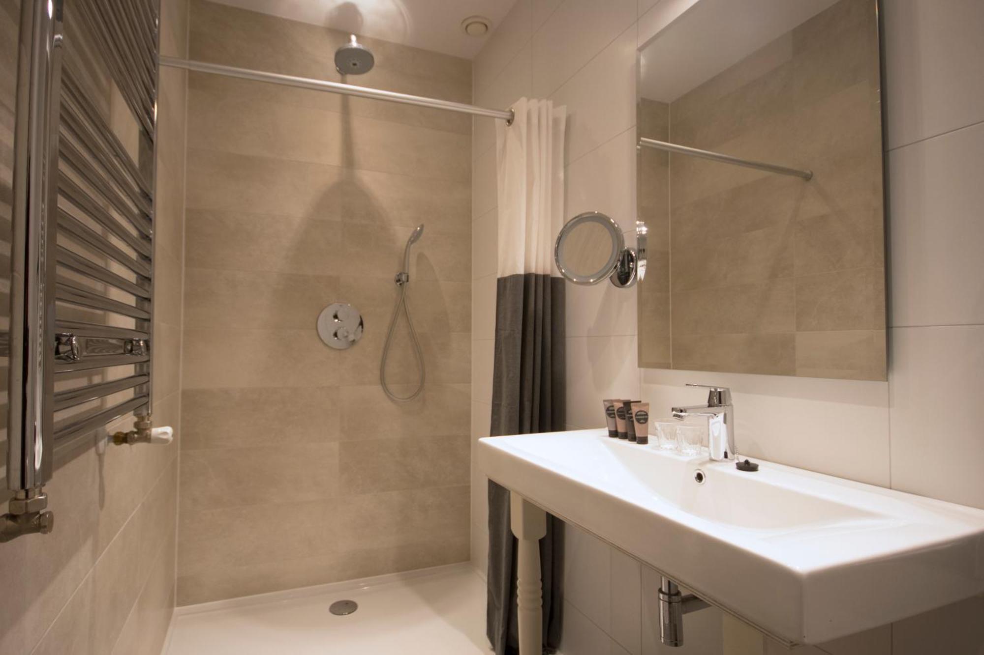 Comfort Double Room Shower