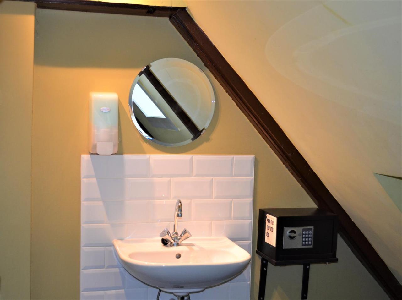 Camera Doppia con Letti Singoli e Bagno in Comune