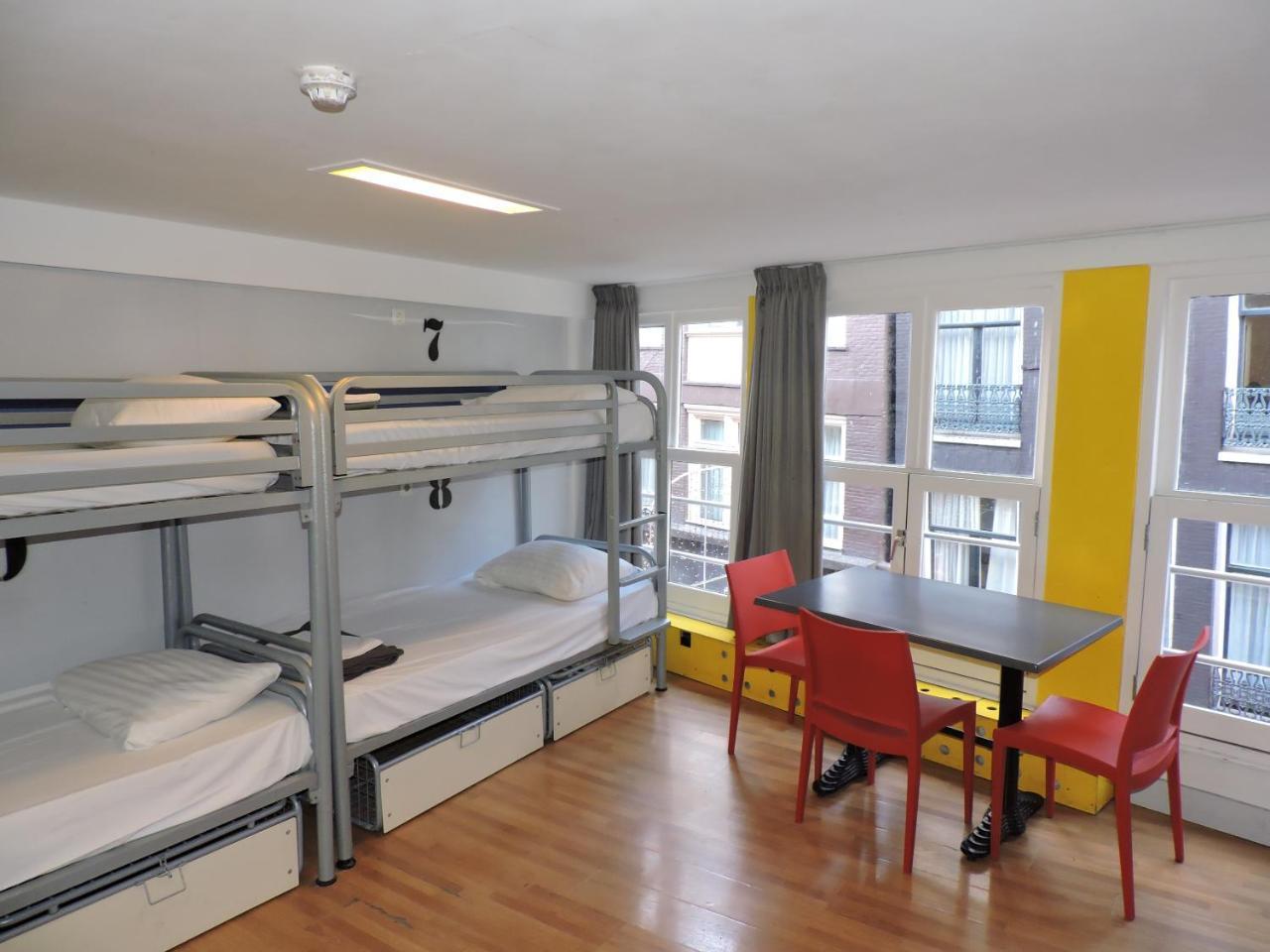 Posto Letto in Dormitorio Misto con 10 Letti