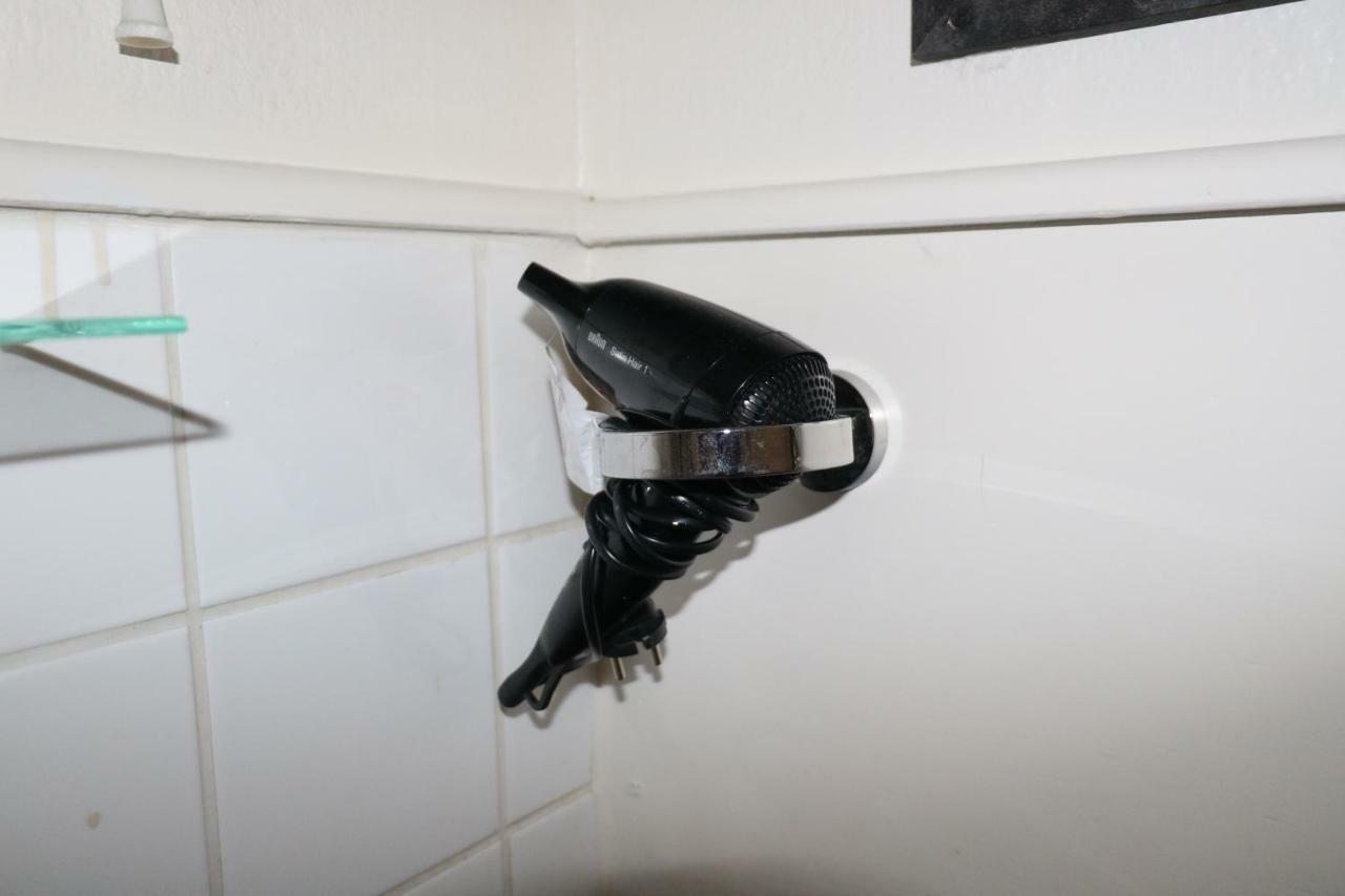 Camera Doppia con Letti Singoli e Bagno in Comune