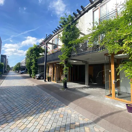 Private studio, patio garden&free car parking-2