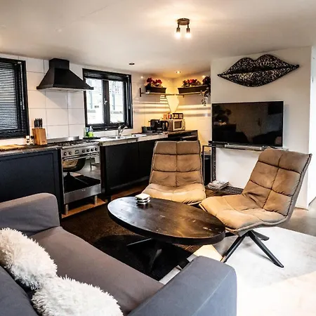 Houseboat-Amsterdam-2