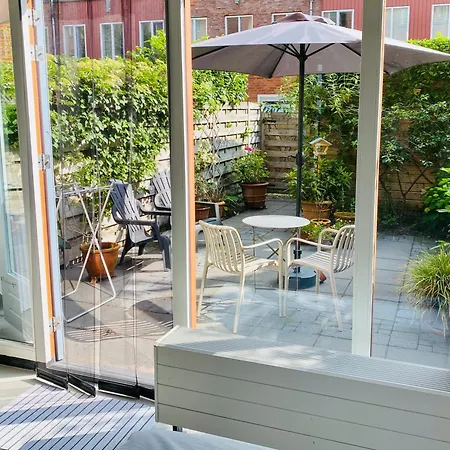 Private studio, patio garden&free car parking-3
